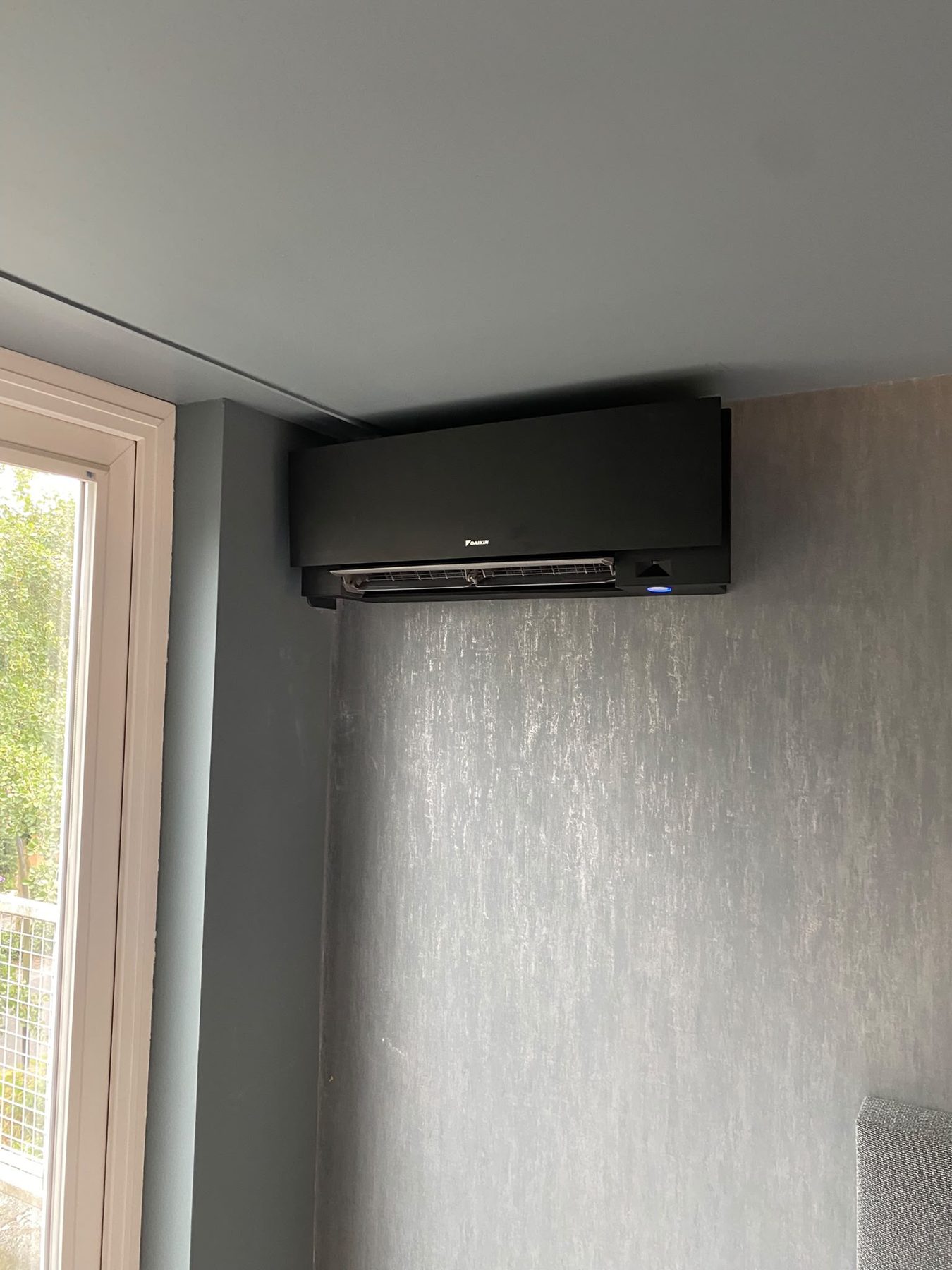 Zwarte Daikin Emura-wandunit strak gemonteerd in een interieur